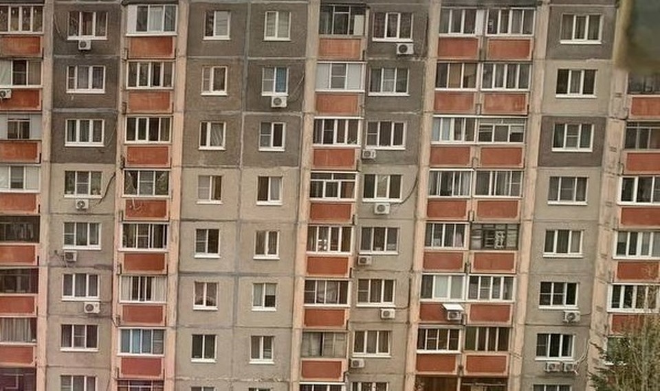    Девочка по дивану залезла на подоконник и выпала из приоткрытого окна. Алексей СЕРГУНИН