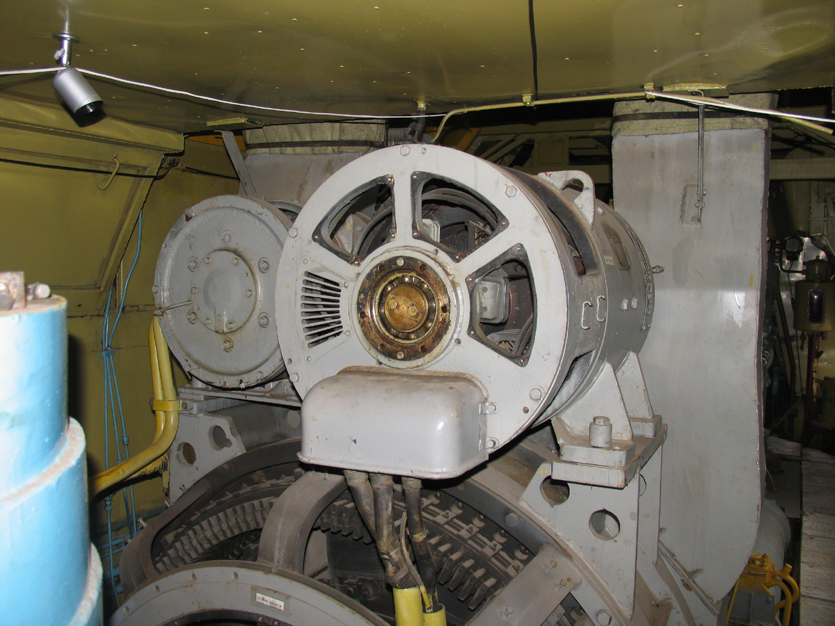 Стартер - генератор выполняет две функции: проворот коленвала при запуске в режиме двигателя и снабжение тепловоза электричеством для собственных нужд