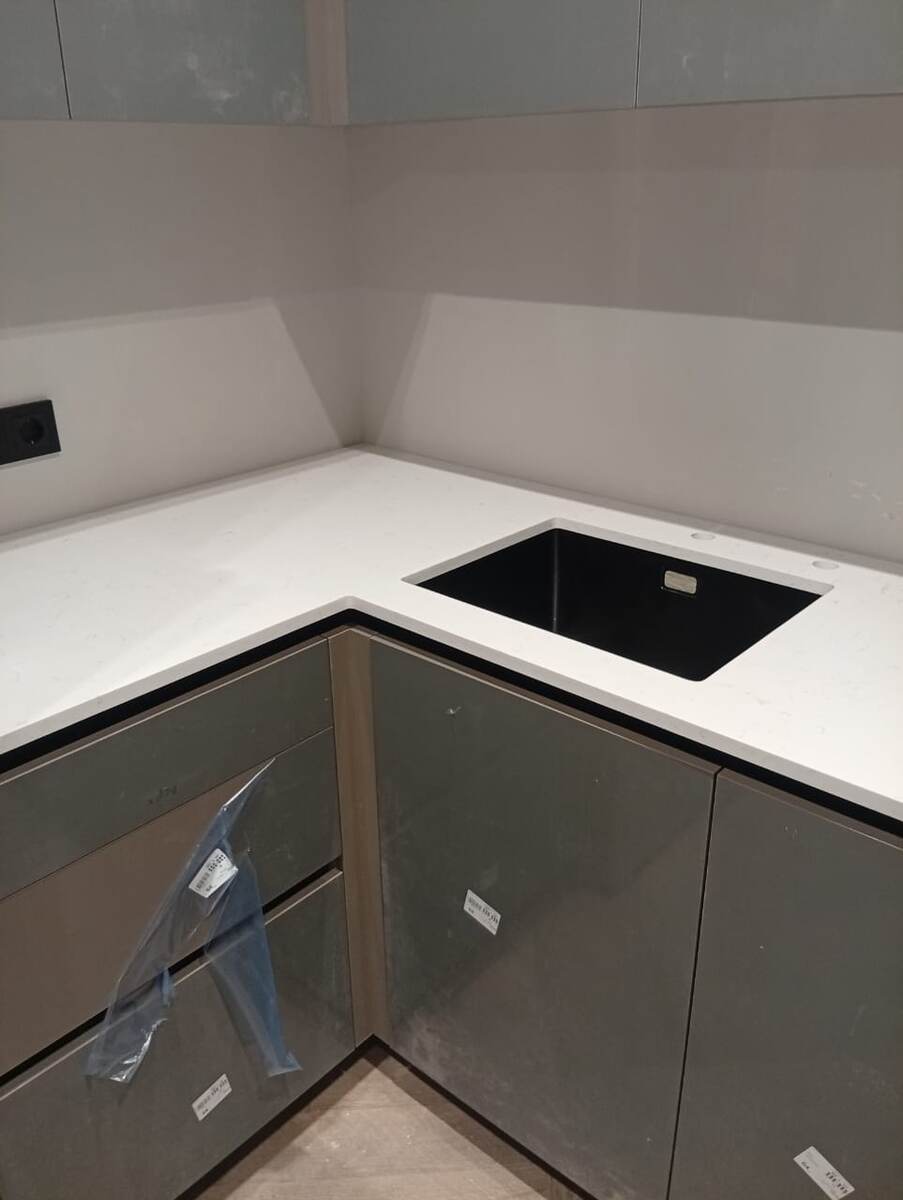 столешница из кварцевого агломерата с мойкой подстольного монтажа