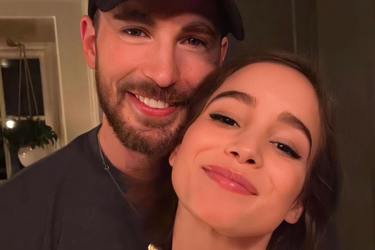     Крис Эванс и Альба Баптиста впервые стали родителями