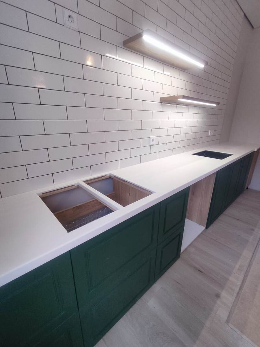 столешница белого цвета акрилового камня