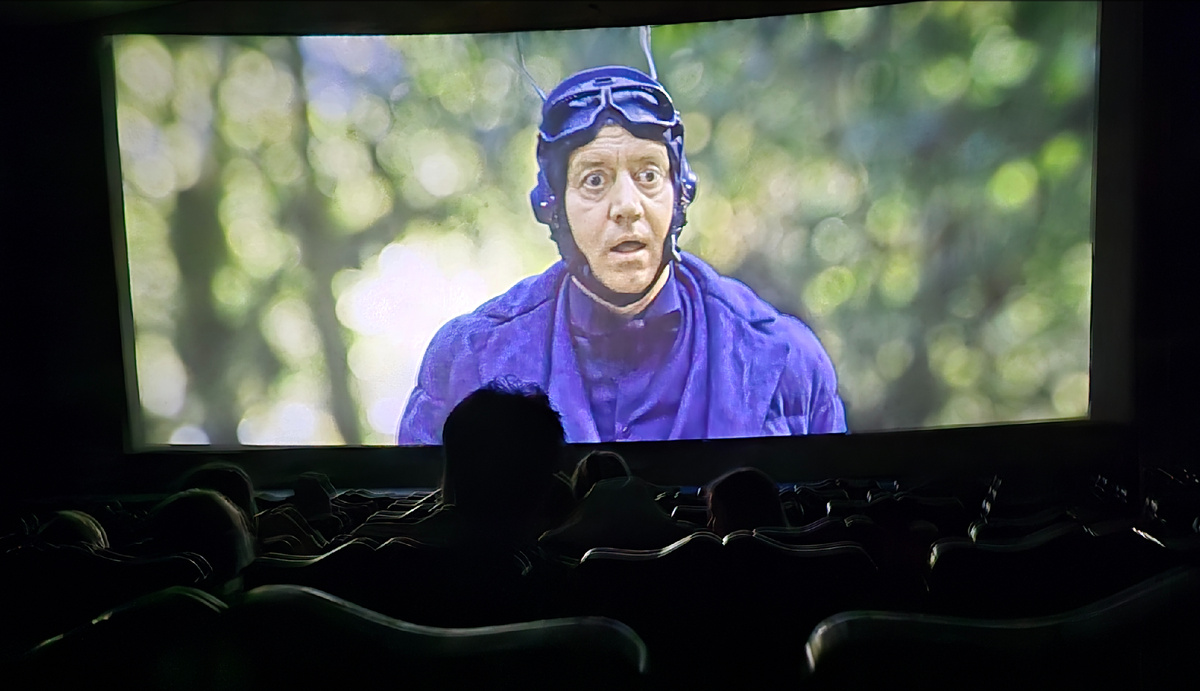 Бурунов играет синюю гусеницу. Ну, в общем-" а мне летать охота". Кадр из фильма