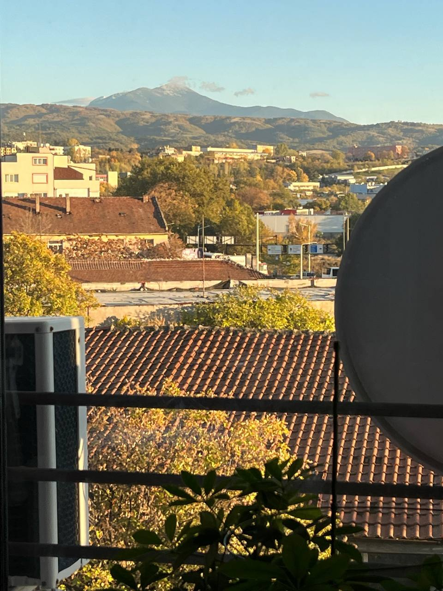 Вид из моего окна. Одна знакомая говорила, что не хотела бы жить в горах, так как горы давят. Мы живем не в горах, высота над уровнем моря 450 м, что ли, ерунда. И вот не давят на меня горы совсем :)  