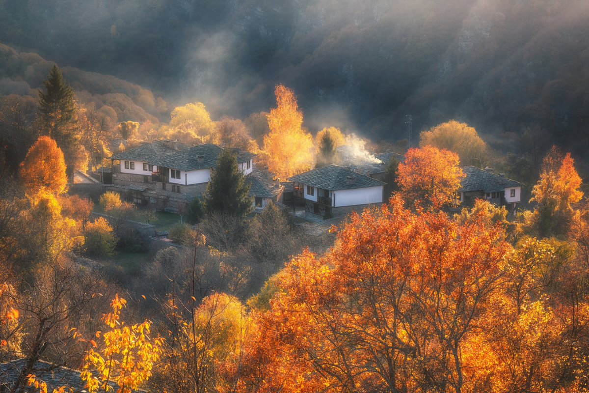 Село Ковачевица, община Гърмен, область Благоевград. Осень сейчас не из теплых, но красоты - не отнять