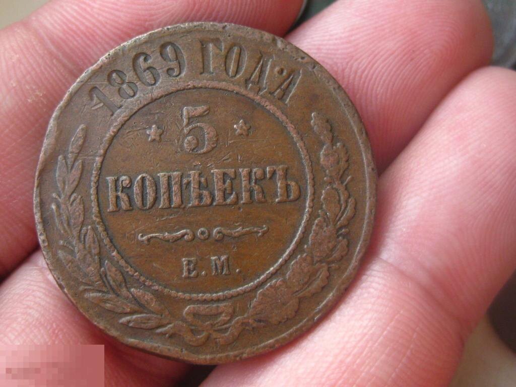 Именно такой пятак был основой для выражения. В XIX веке это была хоть и небольшая, но реальная сумма, которую можно было «внести» в общий разговор.