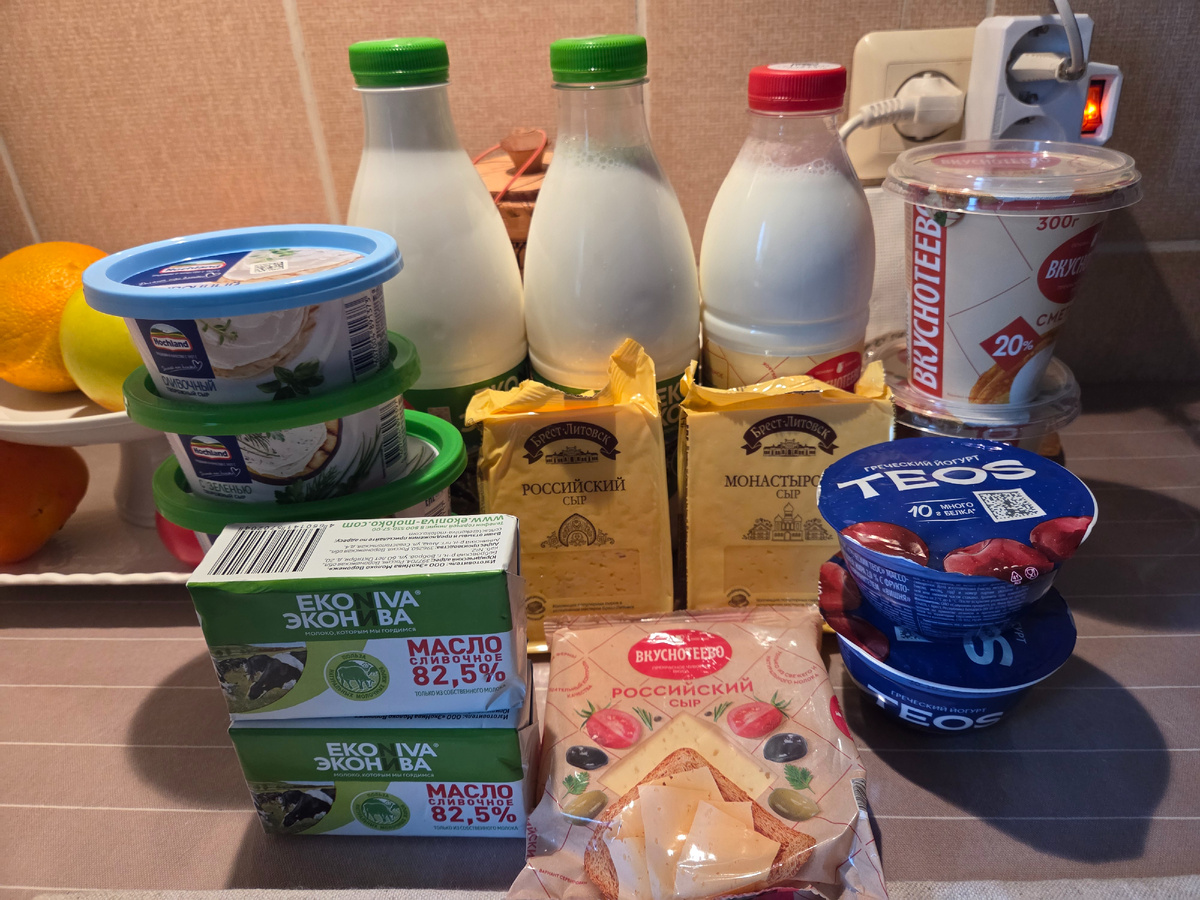 В этот раз были хорошие скидки на творожный сыр (давно не было) и полутвёрдые сыры. Кроме них молоко, кефир, йогурт, сливочное масло