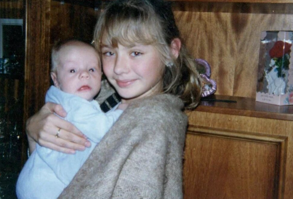 Карина в детстве с братом