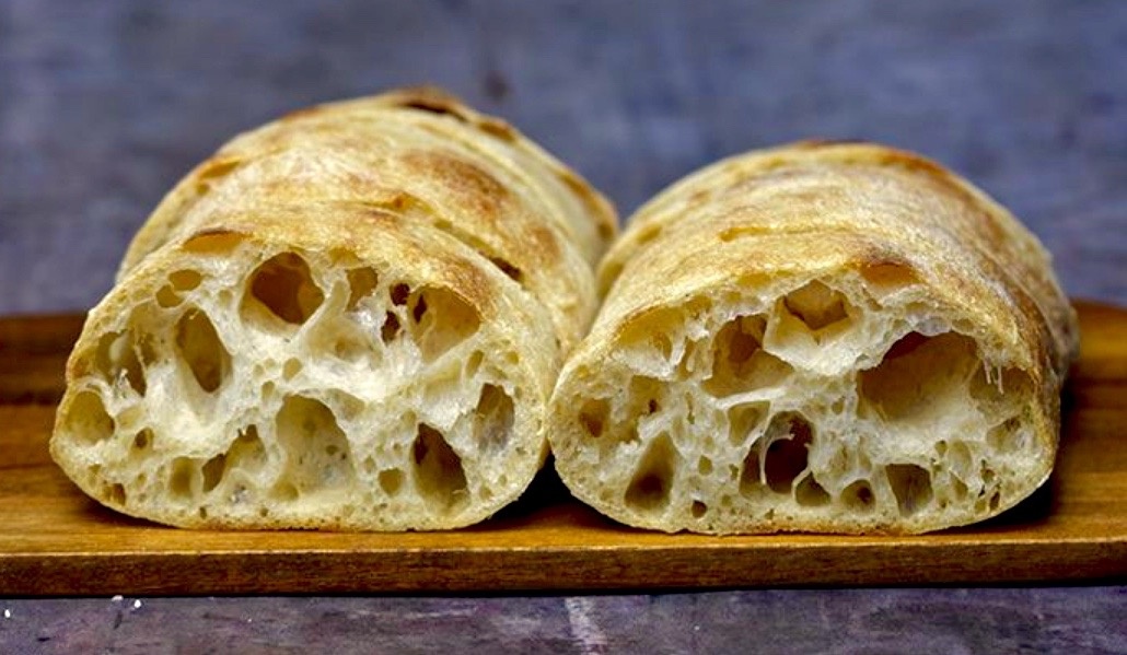 Чиабатта длительного брожения.