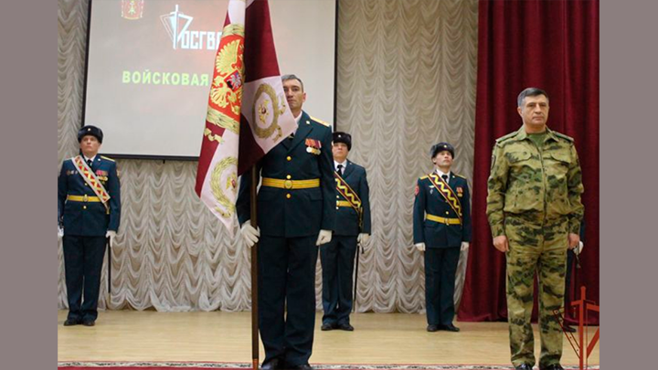 Мирза Мирзаев (справа на переднем плане) на торжественном мероприятии//Фото: Росгвардия