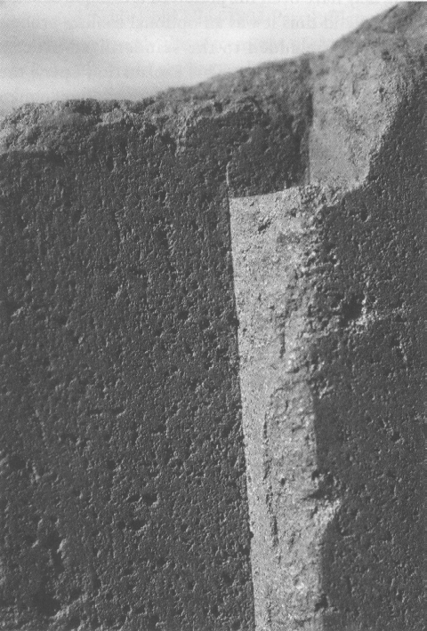 Скрин рисунка 5.25 из книги Ж.-П. Протцена и С. Наир «Камни Тиуанако. Исследование архитектуры и строительства». Подпись к фотографии: "Рис. 5.25. Пример из Пумапунку, демонстрирующий редкую ошибку каменотеса из Тиауанако. Здесь мы видим, как лезвие резца выходит за внутренний угол, открывая нам беспрепятственный обзор на метку резца из Тиауанако."