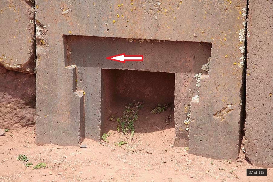 Если присмотреться, над левым углом ниши можно заметить похожий след. Источник фото: https://dzen.ru/a/YPbsw1p-t3hq05La