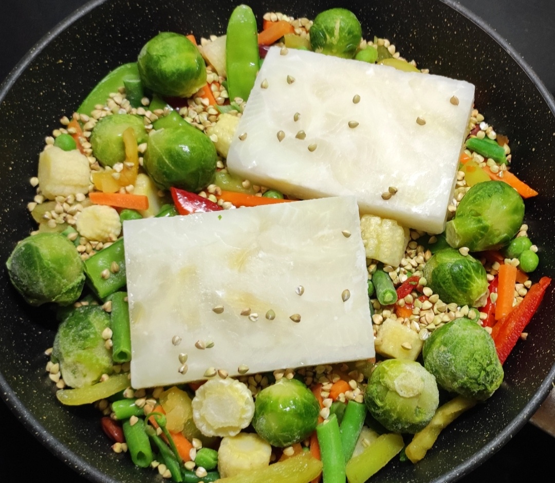 Готовлю к приготовлению смесь, которую собрала сама: к основному составу покупной овощной смеси добавила брюссельскую капусту и немного зеленой гречки. В компанию к ним пошла рыба. 