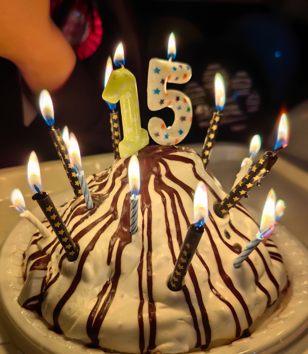 Тортик для именинницы, свечи Ксюша задувала ровно в полночь