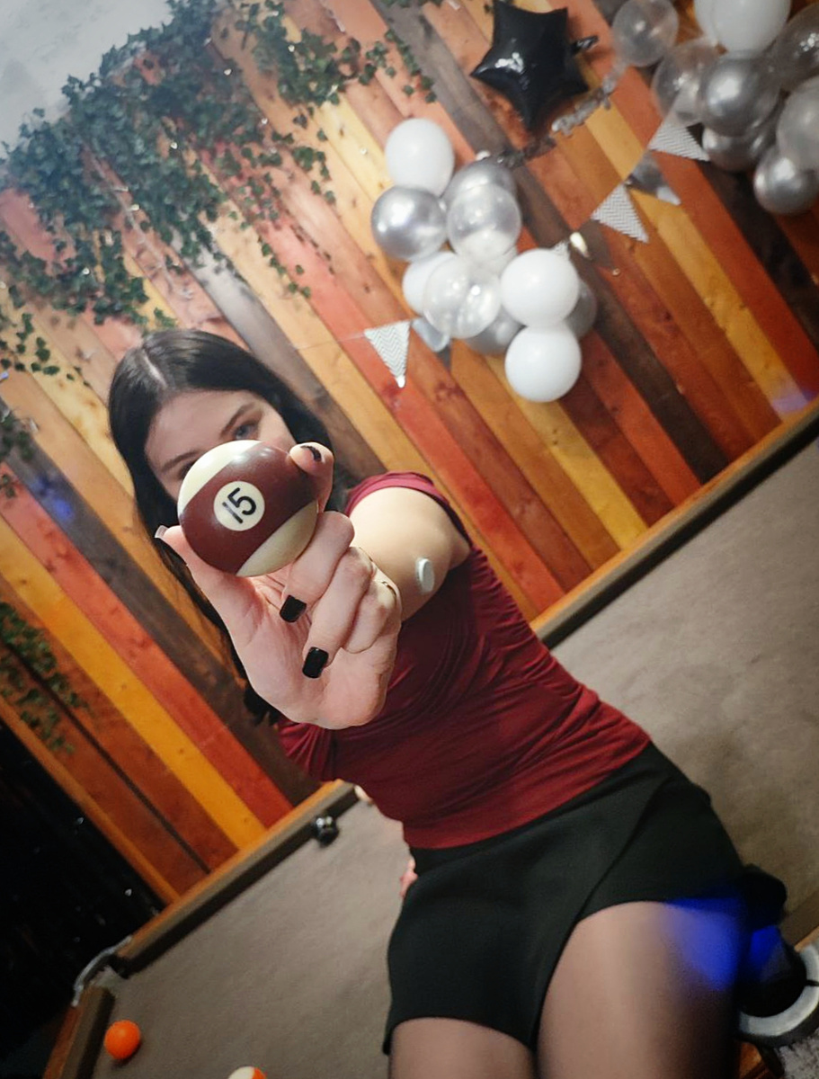 Ксюша на бильярдном столе))) 