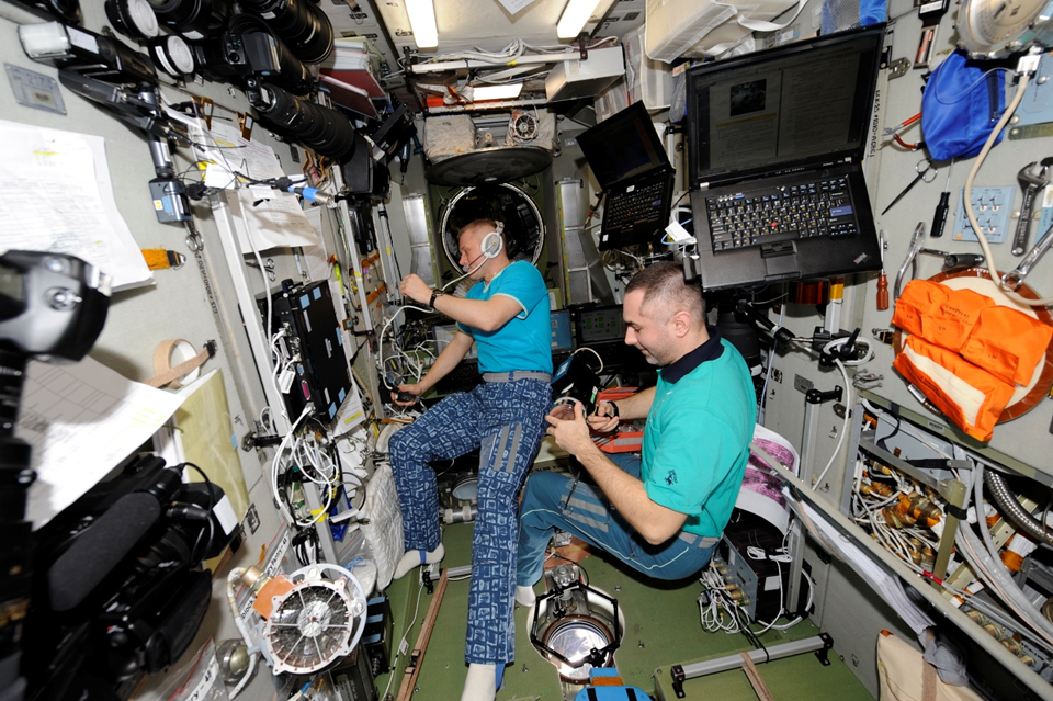 Российские космонавты в СМ «Звезда». Фото: Роскосмос