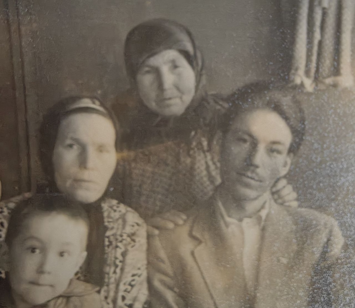 Моя прабабушка с папиной стороны в последнем ряду.