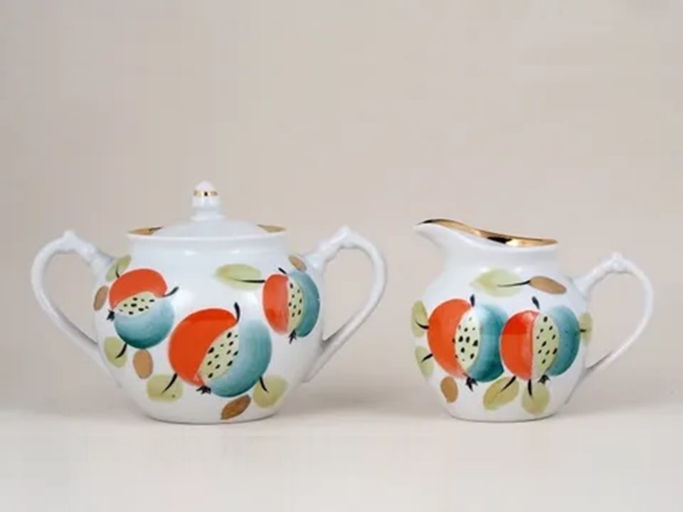 Фото из интернета. Чайный сервиз «Яблоки». СССР, Дулевский фарфоровый завод. 1960-е.
