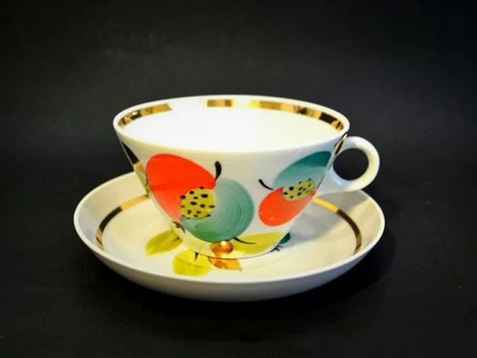 Фото из интернета. Чaйный cервиз "Яблoки" Дулeвский фарфоpовый зaвод, 1970-е гг. Форма "Колочко". Ручная роспись, пoзoлoтa