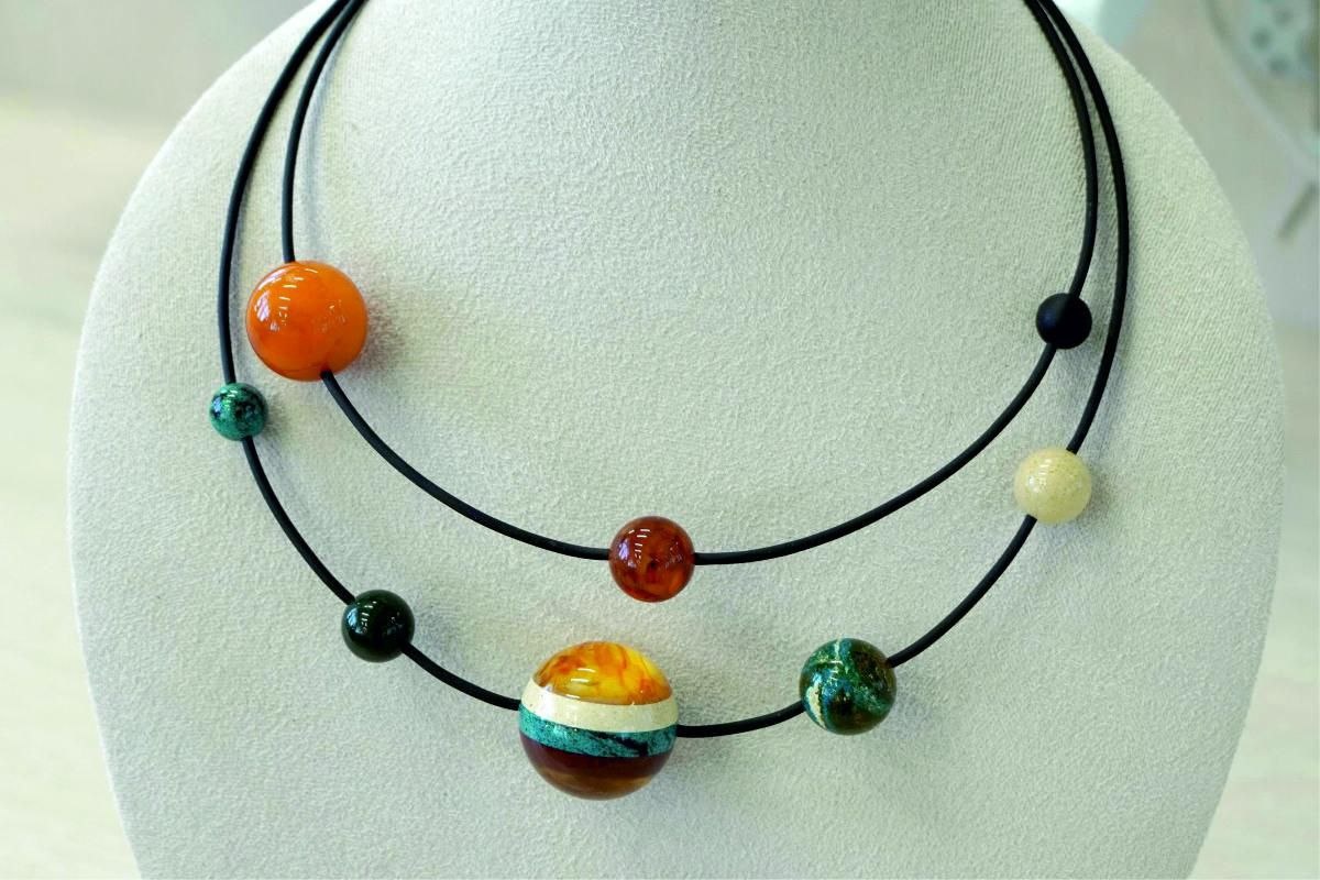 На фото: Калининградский янтарный комбинат создал коллекцию украшений в виде планет Солнечной системы. 