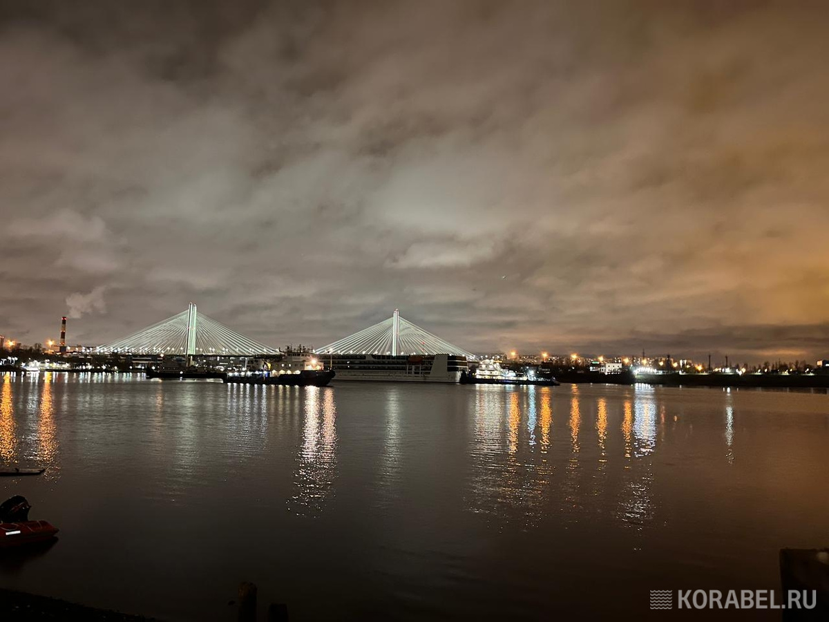 Теплоход" Владимир Жириновский" прибыл в Петербург и направляется к причалу Балтийского завода / Фото: Корабел.ру  📷
