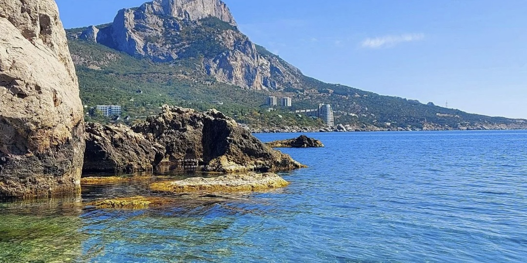 Ласпи в Крыму окружена горами и хвойными лесами. Воздух пахнет морем и можжевельником, а вода остаётся чистой даже летом.