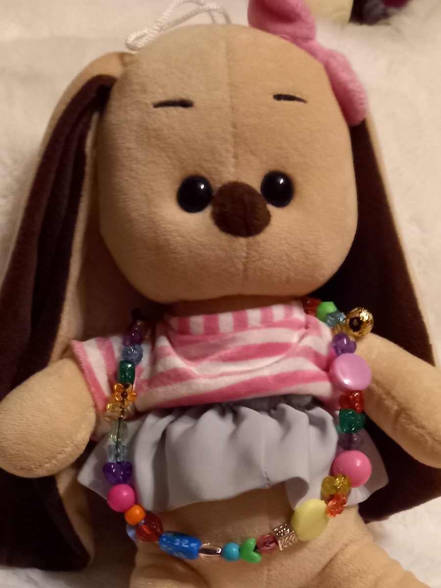 Мими в бусах.