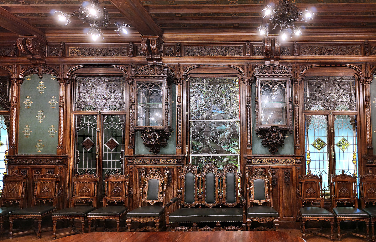 Витражи - гордость Готической столовой во дворце Елисеевых. Санкт-Петербург.