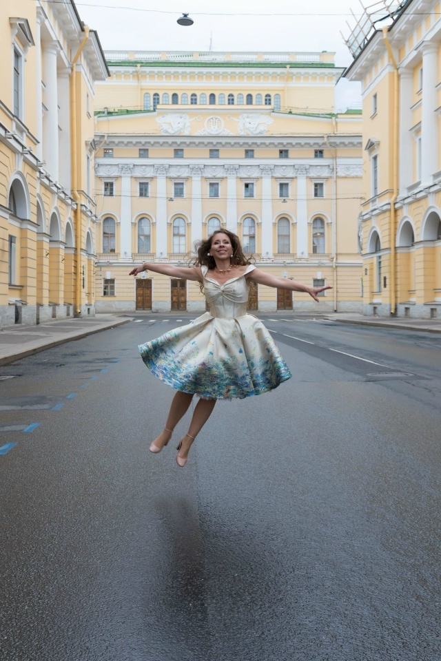 "Летающая Суок" появилась как всегда неожиданно. Даже адская псина, которую боялась даже нечисть, ничего не почувствовала. Суок издалека крик...
Инквизитор был готов заранее, залепив уши воском. О собаке он не подумал, грозное животное бросилось к нему на руки.
Пришлось отвлечься и успокоить пса заклинанием.
Суок метнулась в подворотню, инквизитор, крадчись, двинулся за ней. В его арсенале были только заклинания, он уже несколько раз пожалел, что не взял с собой Римлянина с его другом, бессмертные очень даже пригодились бы...