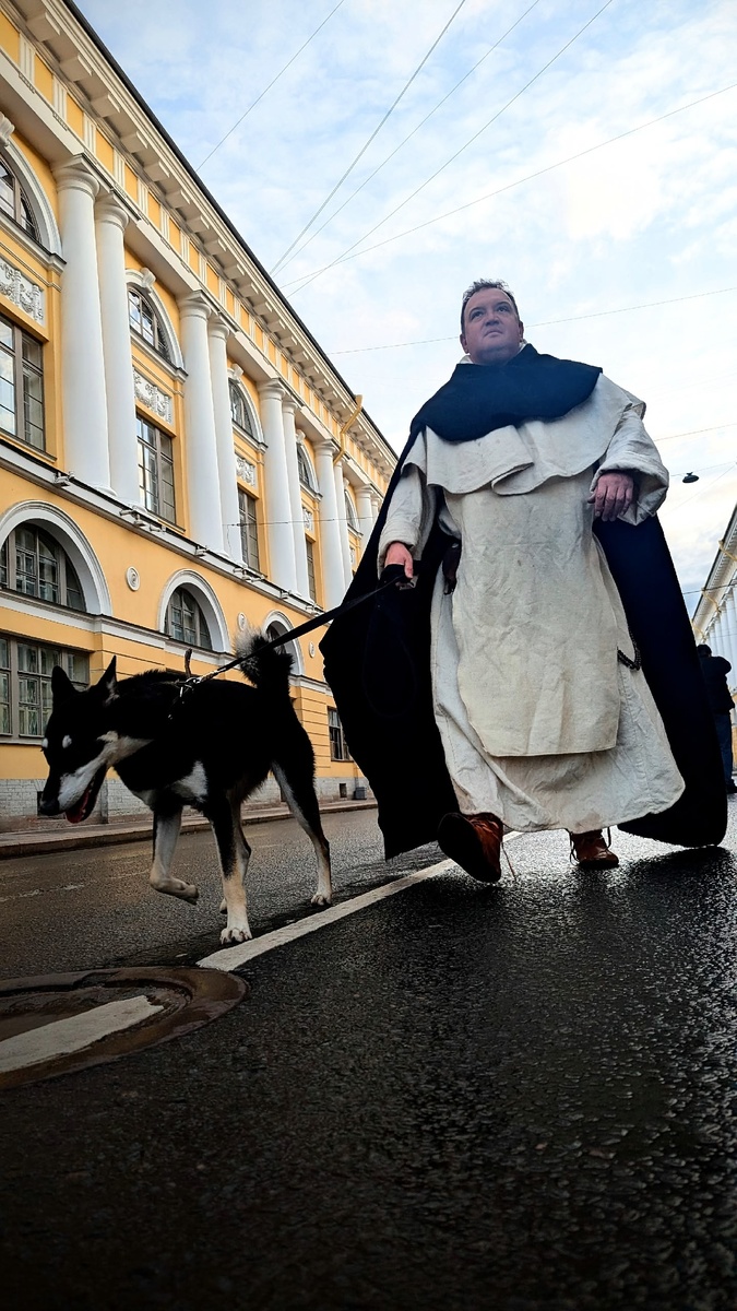 В тишине ранего утра раздавались шаги и жуткое цокание когтей этого адского пса. Иинквизитор шёл по улице зорко глядя по сторонам. Все живое пыталось убраться с его пути. Шёл 5 день очищения..... 
