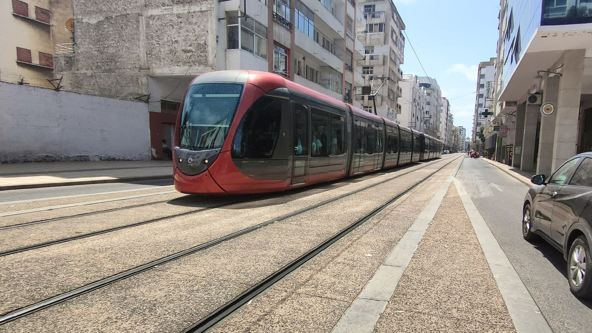 Boulevard Mohammed V, вагон Alstom Citadis 302, маршрут Т1. Трамвайная линия по оси улицы	