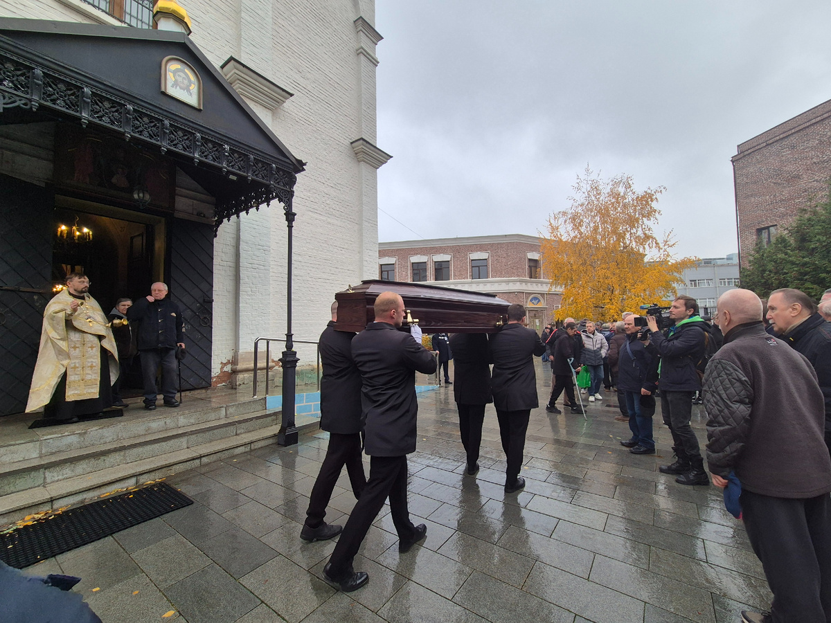 Виктора Шустикова провожают в последний путь. Фото Артема Локалова