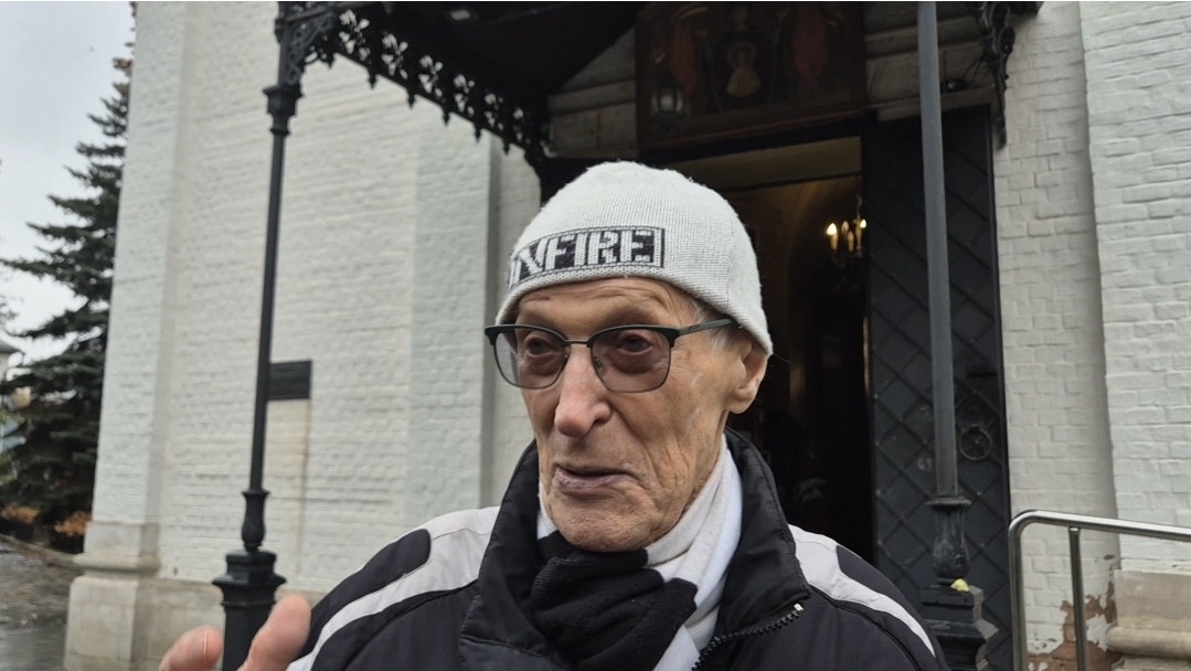 93-летний болельщик "Торпедо" Борис Николаев. Фото Артема Локалова