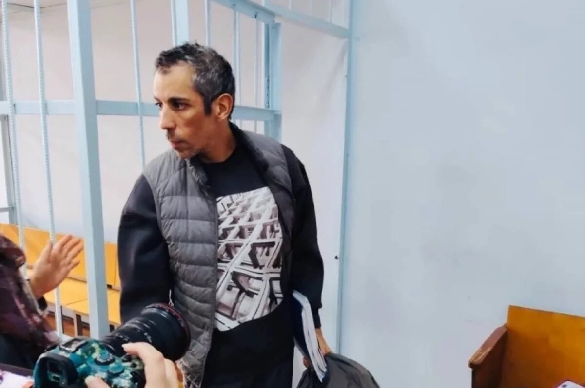    Путешественника освободили в зале суда.