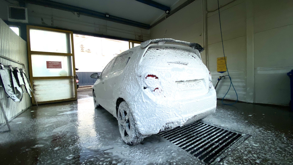 Выполняем тщательную мойку кузова автомобиля перед полированием