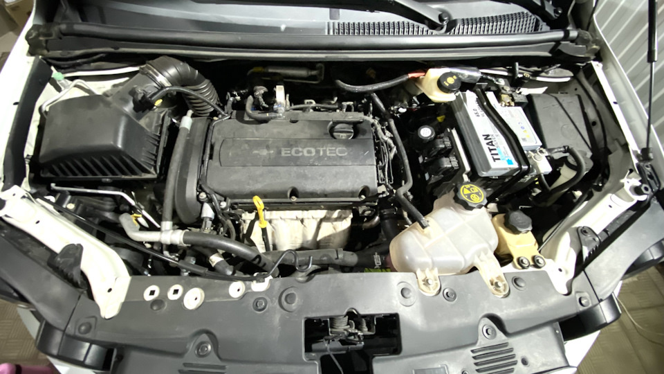 Грязь подкапотного пространства, накопленная за полгода