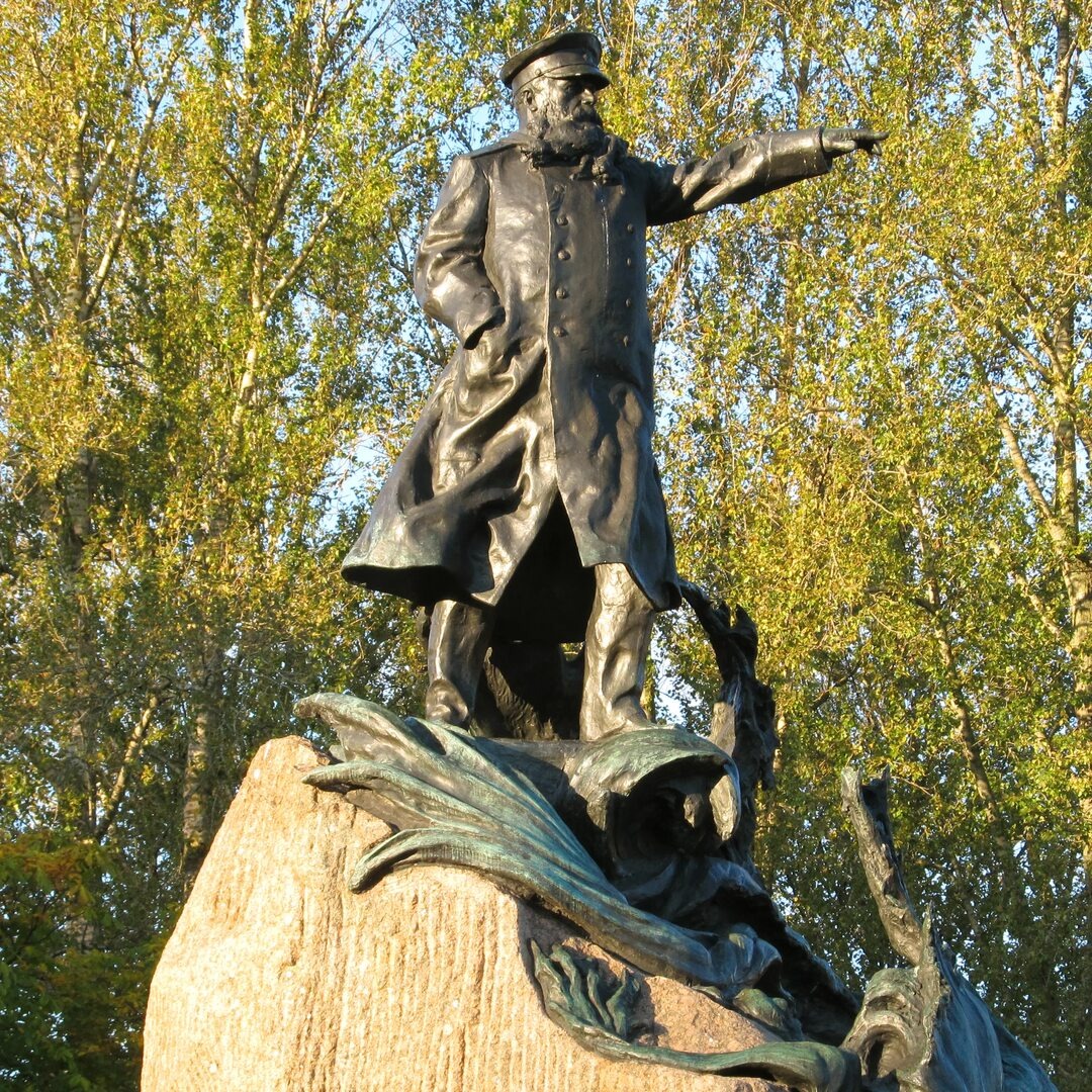 https://commons.wikimedia.org/wiki/File:Кронштадт_Памятник_Макарову.jpg