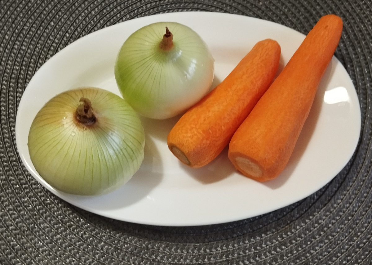 Лук, морковь. Фото автора, ЗДЕСЬ и далее, если не указано иначе.