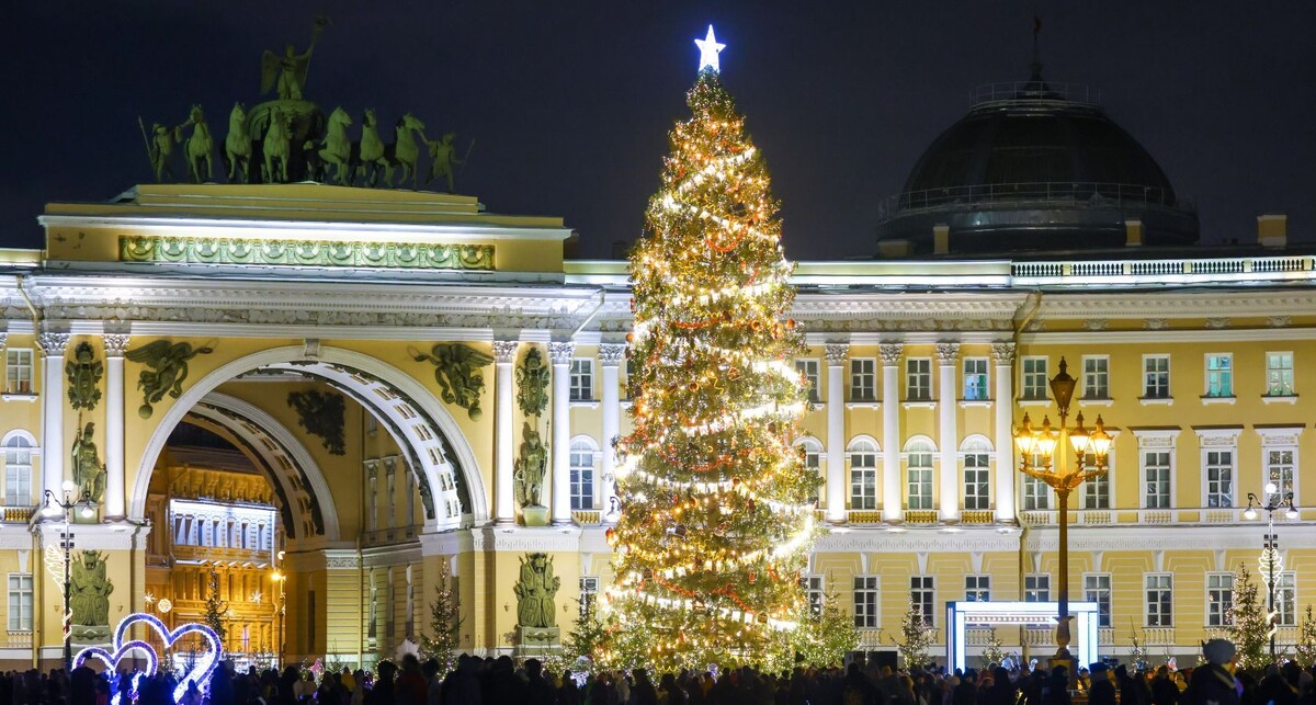 Полный гид, куда сходить на Новый год в Санкт-Петербурге 2025-2026. Готовые маршруты, адреса ярмарок и катков, советы, как избежать очередей и не замерзнуть.