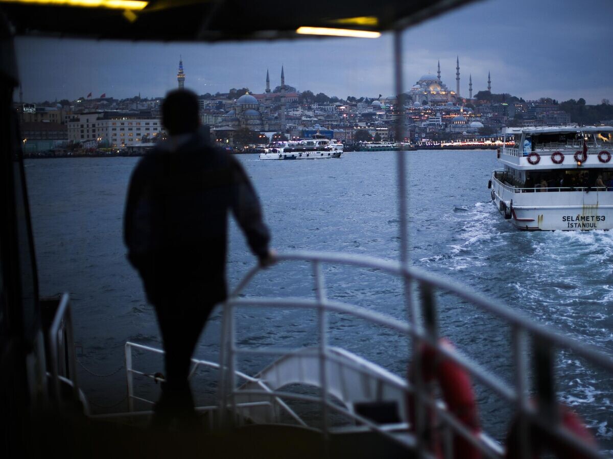    Паромы плывут через Босфор в сторону района Эминёню в Стамбуле, Турция© AP Photo / Francisco Seco