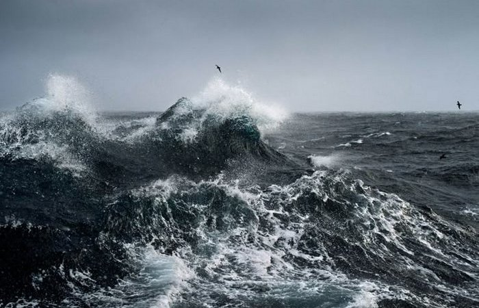 Почему самый бурный и неспокойный океан планеты получил название Тихий, а не, скажем, Буйный