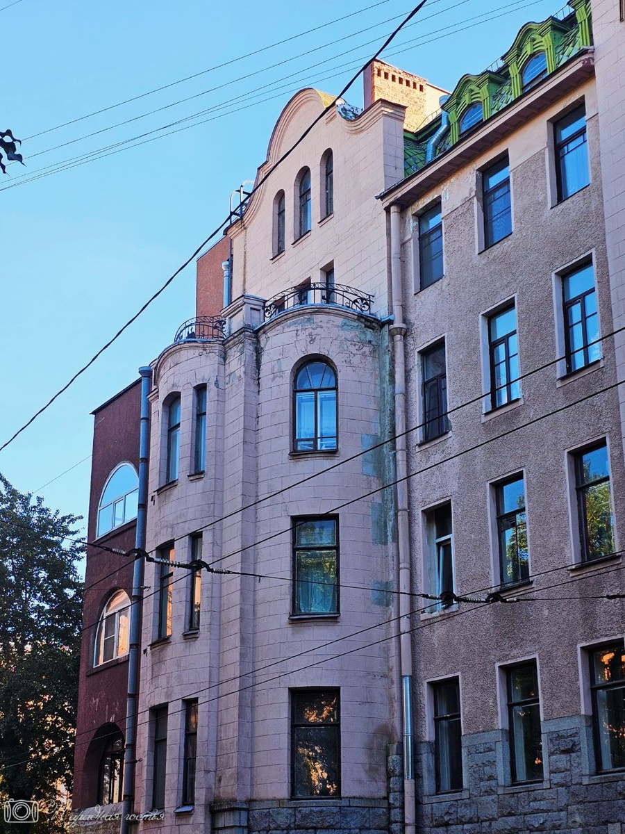 К сожалению, фасад дома просит ремонта. Фото: Парадная гостья