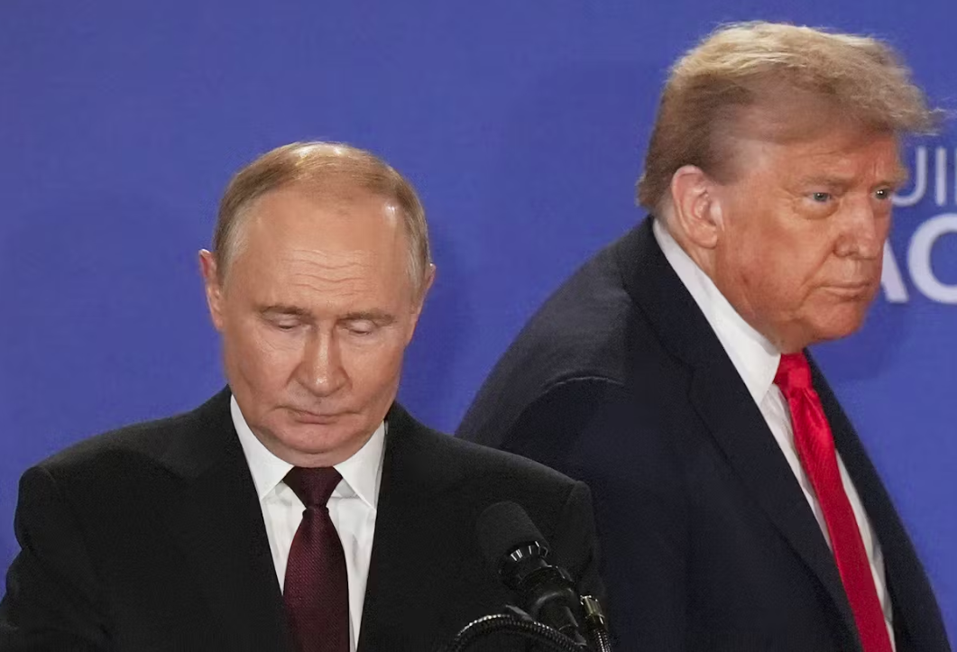 Президент США Дональд Трамп (справа) и президент России Владимир Путин во время совместной пресс-конференции на объединённой базе «Элмендорф-Ричардсон» на Аляске © Jae C. Hong/AP/dpa