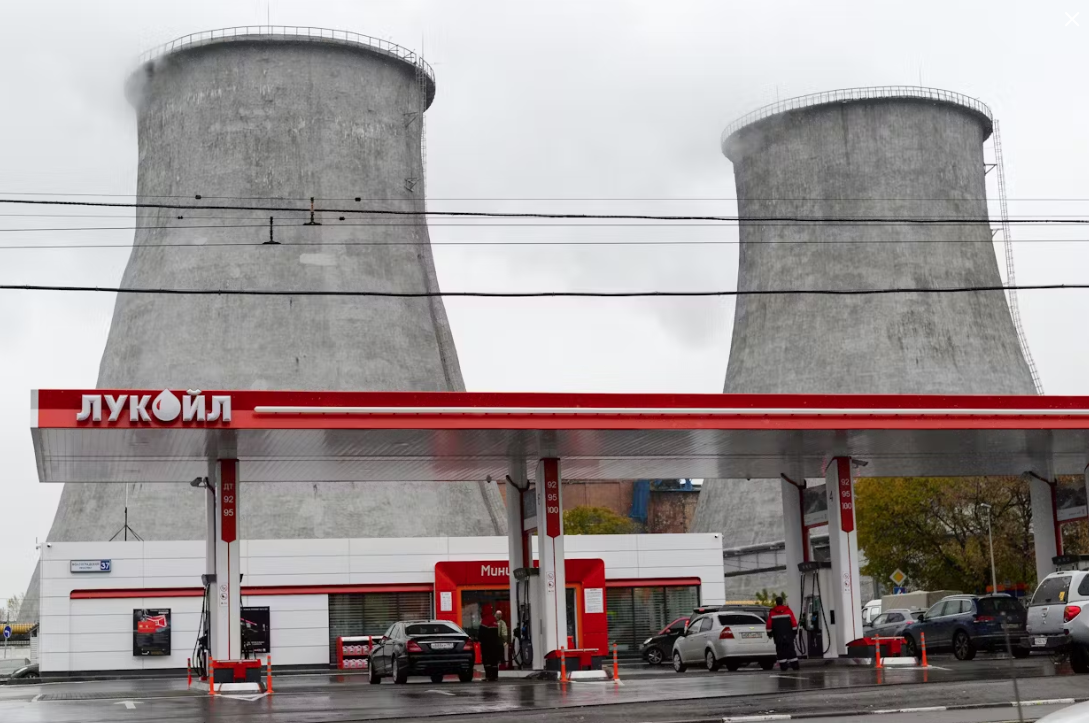Россия, Москва: АЗС «Лукойл» перед электростанцией © Jens Kalaene/dpa-Zentralbild/dpa