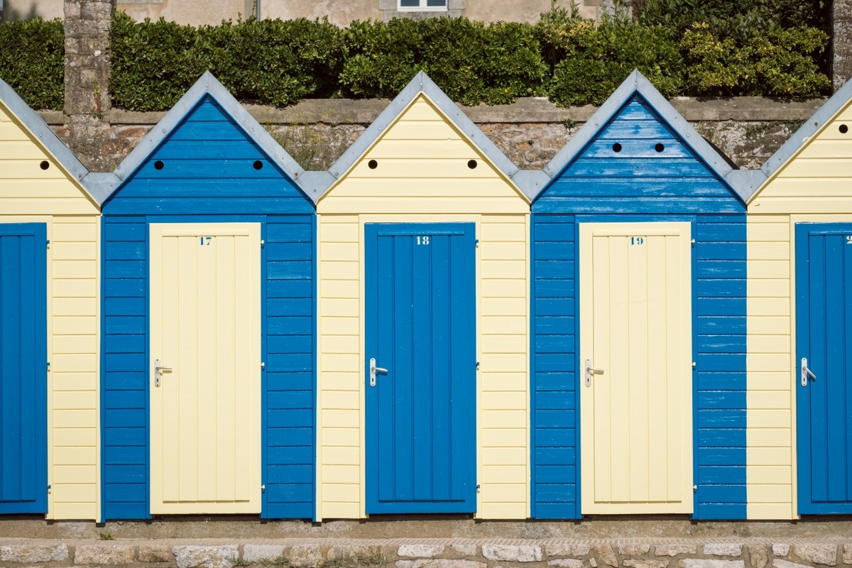 Ваша психика — это обширная местность, на которой построено «Поселение Убеждений». Оно состоит из множества «домиков» — ваших устойчивых мыслей и правил. Глубинные убеждения (схемы) — это фундаменты и материал домиков. Некоторые построены на хрупком фундаменте («Я неудачник»), другие — на прочном («Я способный»). Одни — из крепкого кирпича, другие — из соломы, которая легко разрушается. Промежуточные убеждения — это правила жизни в каждом домике, вывешенные на табличках: «В этом доме нельзя ошибаться!» или «Здесь всегда надо быть сильным». Автоматические мысли — это окна в этих домиках. Через кривое, грязное или затемнённое окно вы смотрите на конкретную ситуацию (событие) и видите её искажённой. Вы реагируете не на саму ситуацию, а на её искажённый образ, который видите в окне. 