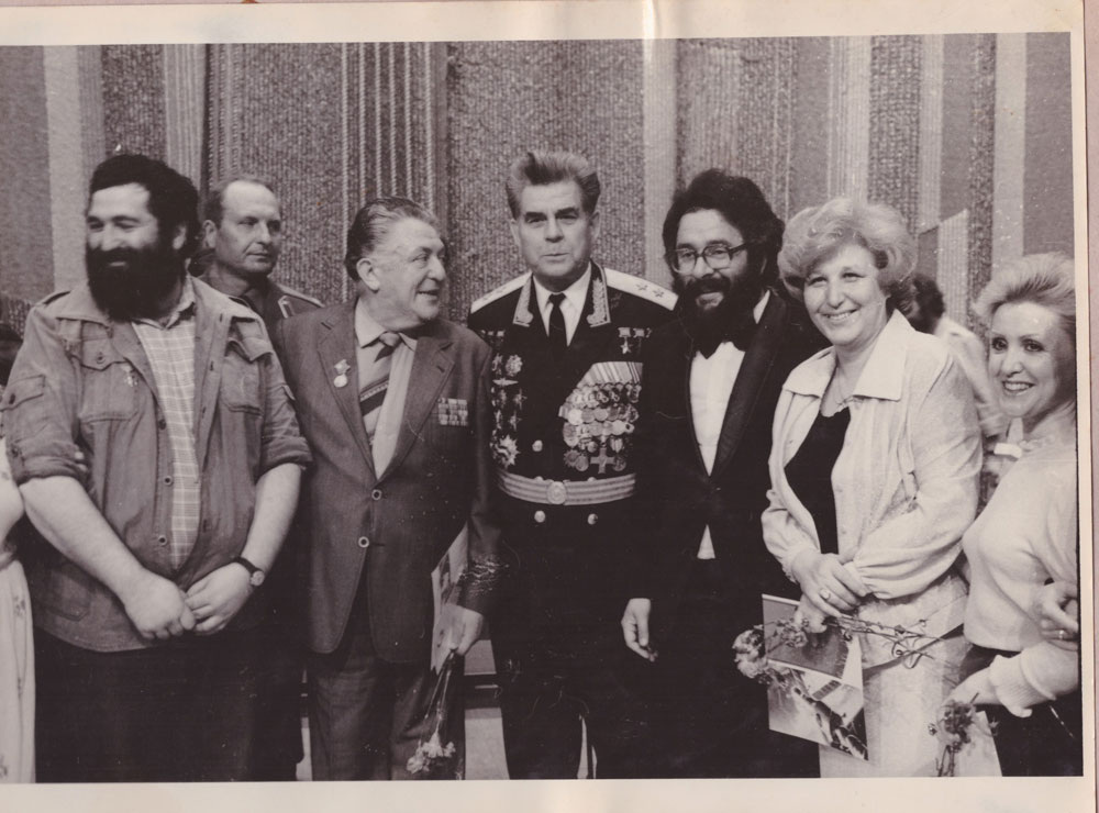 Шефский концерт Мюзик-холла в Звездном городке. В центре — космонавт Георгий Береговой, слева от него художественный руководитель Мюзик-холла Илья Рахлин, справа — Семен Липкович.