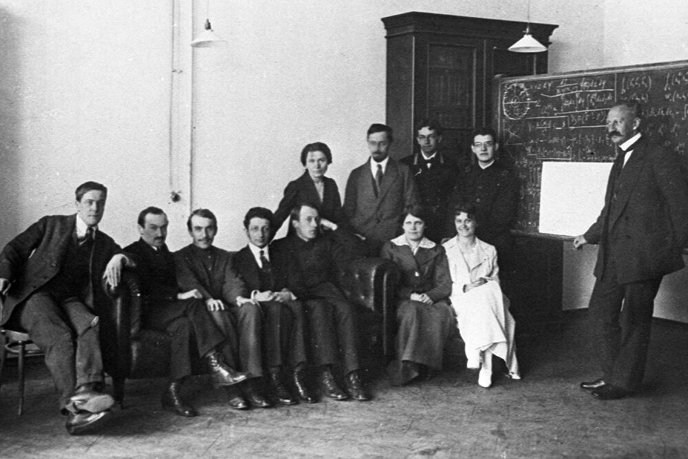    Санкт-Петербургский политехнический институт (ныне Санкт-Петербургский политехнический университет Петра Великого). Ученый-физик Абрам Фёдорович Иоффе и Петр Леонидович Капица (крайний слева. 1916 год. Фото: РИА Новости/ Валерий Генде-Роте
