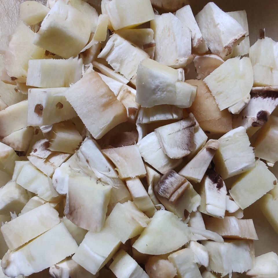 Нарезанные ножки грибов
