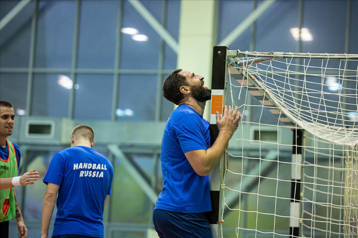    "Зачем много линейных? Любой из них ещё и центральный защитник!" Справа - Александр Ермаков