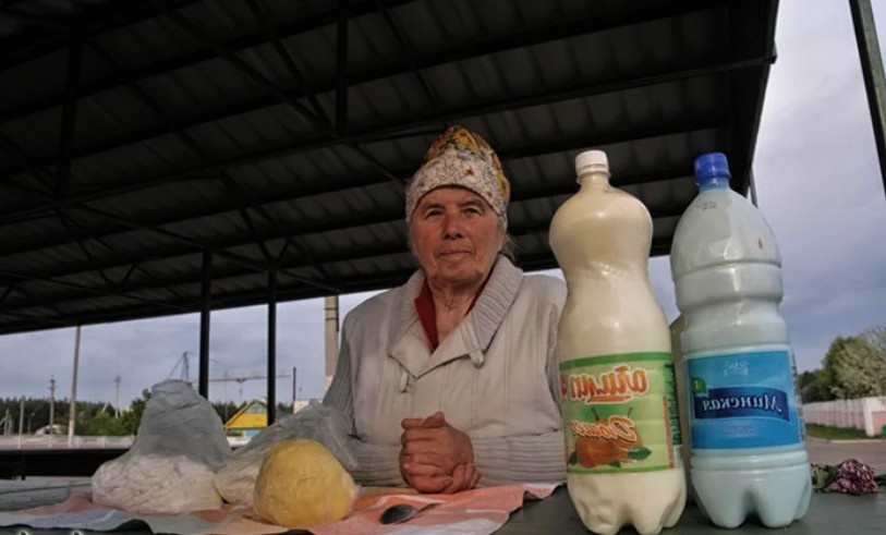 На самом деле, путь через деревню у нас давно освоен - проезжаем мимо, когда едем на рыбалку, поэтому возможность заехать никуда не уходила. И знаете, всегда интересно посмотреть, что бабулечки продают, и как отличаются их продукты от супермаркетов. Вроде бы мелочь, а настроение поднимается.