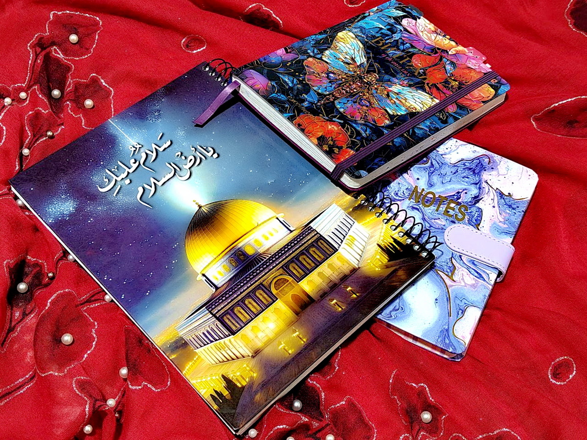 Ещё одна порция тетрадок канцелярского маньячества вашего автора))) На втором фото вам не покажется — обложка в самом деле из "ковра"! Для красоты не покупаю, все исписываю😉